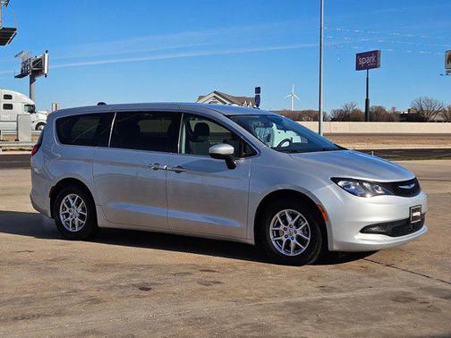 2022 Chrysler Voyager LX