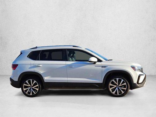 Deep Black Pearl 2024 Volkswagen Taos 1.5T SE
