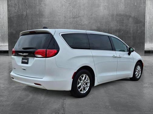 2023 Chrysler Voyager LX