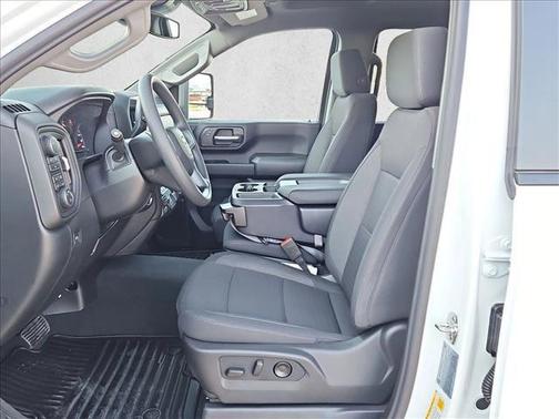 Summit White 2026 Chevrolet Silverado 2500 Custom