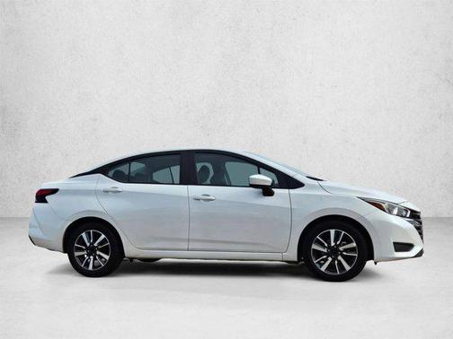 Aspen White Tricoat 2024 Nissan Versa 1.6 SV