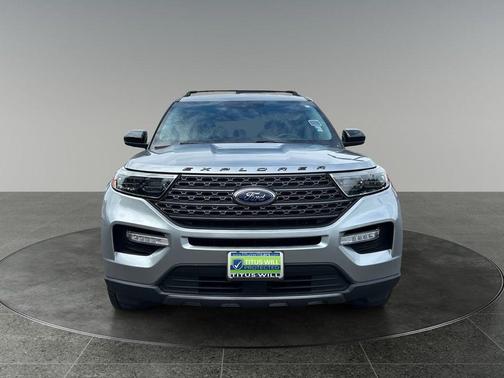 Iconic Silver Metallic 2022 Ford Explorer XLT