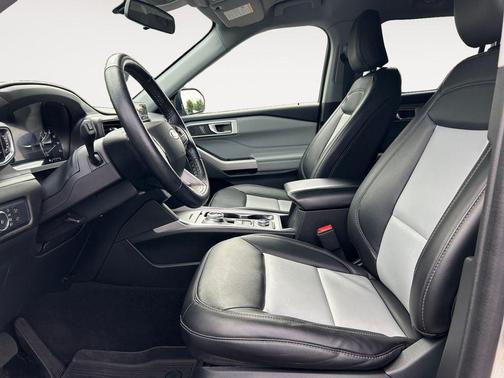 Iconic Silver Metallic 2022 Ford Explorer XLT