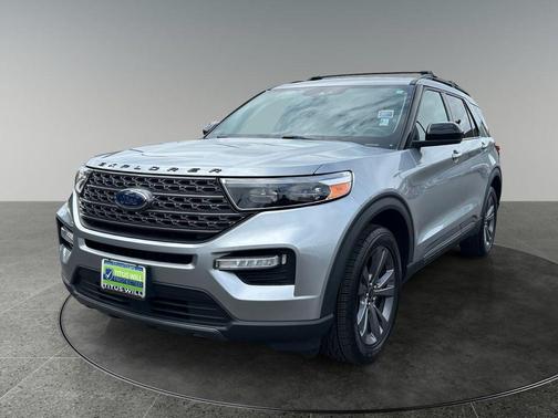 Iconic Silver Metallic 2022 Ford Explorer XLT