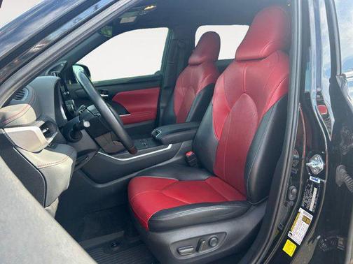 Midnight Black Metallic 2023 Toyota Highlander XSE