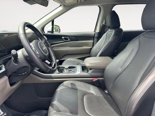 Snow White Pearl 2025 Kia Carnival LXS
