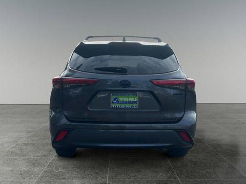 Magnetic Gray Metallic 2023 Toyota Highlander Hybrid Limited