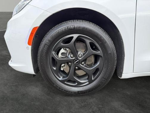 Bright White Clearcoat 2023 Chrysler Pacifica Hybrid Touring L