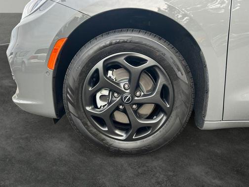Ceramic Gray Clearcoat 2025 Chrysler Pacifica Hybrid Premium S Appearance Pkg