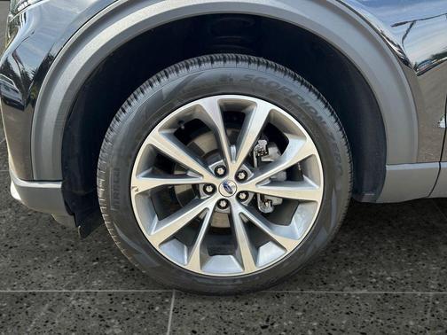 Black Metallic 2025 Ford Explorer Platinum