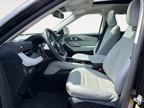 Black Metallic 2025 Ford Explorer Platinum