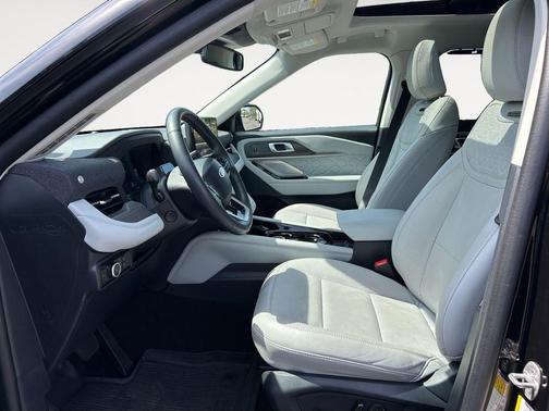 Black Metallic 2025 Ford Explorer Platinum