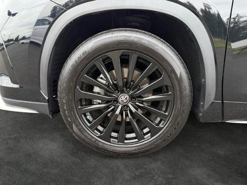 Midnight Black Metallic 2023 Toyota Highlander XSE