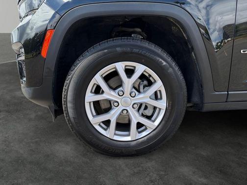 Diamond Black Crystal Pearlcoat 2022 Jeep Grand Cherokee Limited