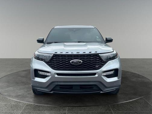 Iconic Silver Metallic 2022 Ford Explorer ST