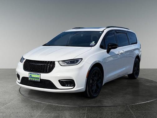 Bright White Clearcoat 2024 Chrysler Pacifica Limited
