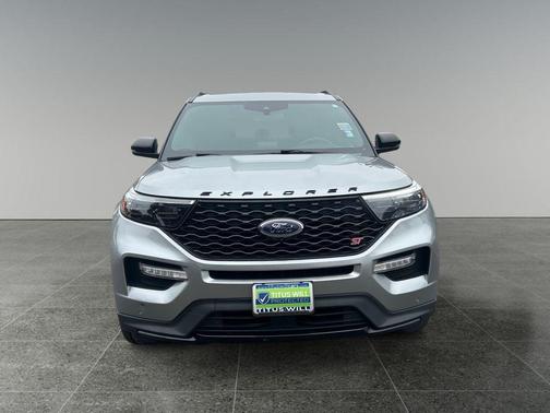 Iconic Silver Metallic 2022 Ford Explorer ST