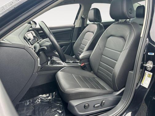 Deep Black Pearl 2022 Volkswagen Jetta 1.5T SE