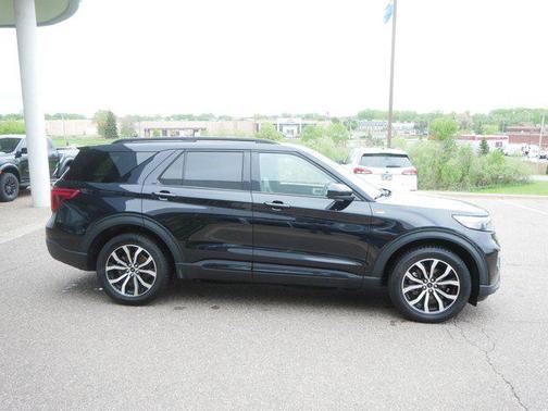 Agate Black Metallic 2022 Ford Explorer ST-Line