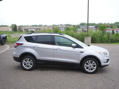 Ruby Red Metallic Tinted Clearcoat 2017 Ford Escape SE