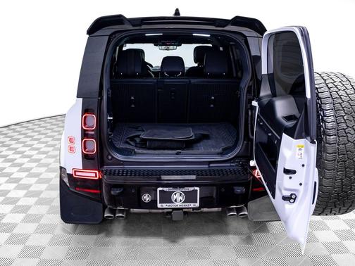 Yulong White Metallic 2023 Land Rover Defender 110 V8