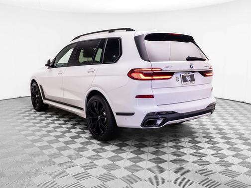 Mineral White Metallic 2023 BMW X7 xDrive40i