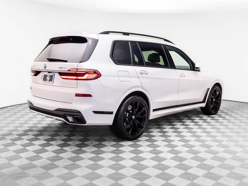 Mineral White Metallic 2023 BMW X7 xDrive40i