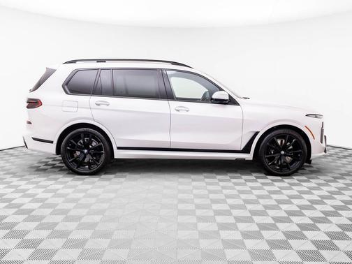 Mineral White Metallic 2023 BMW X7 xDrive40i