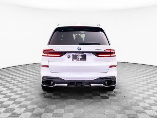 Mineral White Metallic 2027 BMW X7 xDrive40i