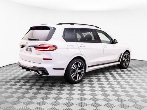 Mineral White Metallic 2027 BMW X7 xDrive40i