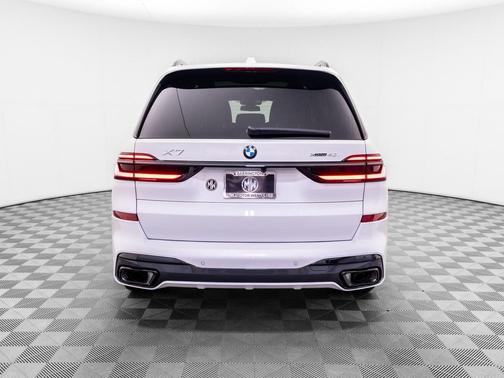 White Metallic 2027 BMW X7 xDrive40i