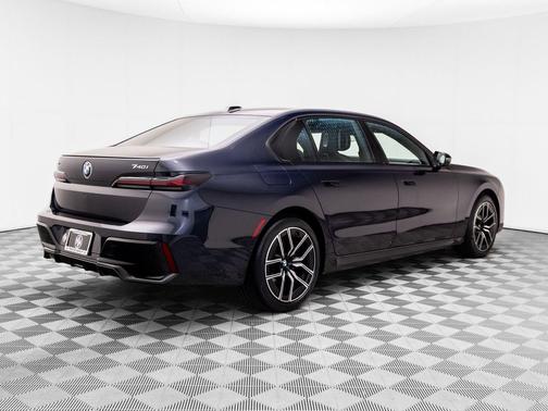 Carbon Black Metallic 2025 BMW 740 xDrive