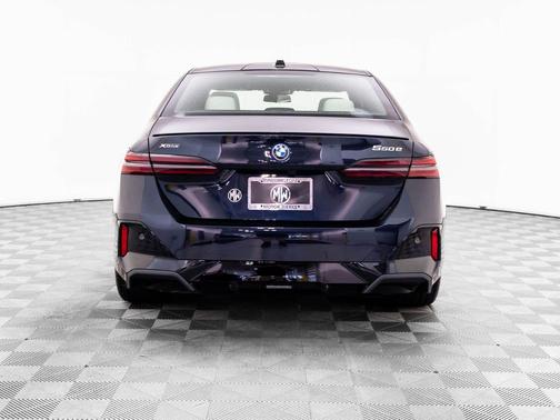 Carbon Black Metallic 2027 BMW 550e 550e xDrive