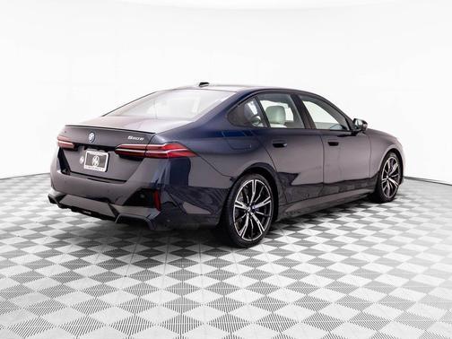 Carbon Black Metallic 2027 BMW 550e 550e xDrive