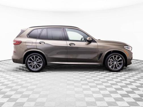 Manhattan Green Metallic 2023 BMW X5 xDrive40i