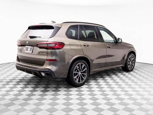 Manhattan Green Metallic 2023 BMW X5 xDrive40i