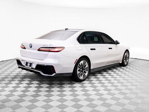 2024 BMW 750e i xDrive