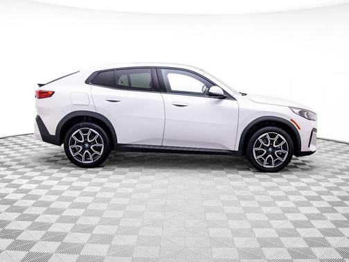 White Metallic 2025 BMW X2 xDrive28i