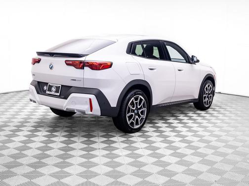 White Metallic 2025 BMW X2 xDrive28i