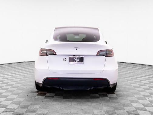 Pearl White Multi-Coat 2023 Tesla Model Y RWD