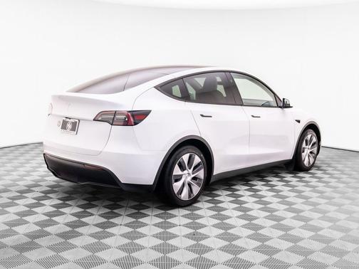 Pearl White Multi-Coat 2023 Tesla Model Y RWD