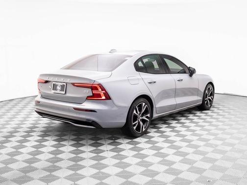 2024 Volvo S60 B5 Core Dark Theme