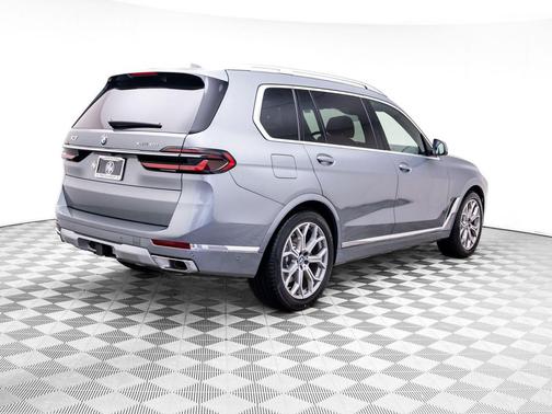 Skyscraper Grey Metallic 2026 BMW X7 xDrive40i
