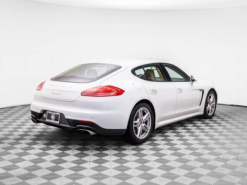 2015 Porsche Panamera 4