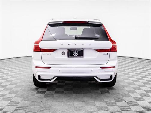 2023 Volvo XC60 B6 Ultimate Dark Theme