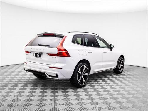 2023 Volvo XC60 B6 Ultimate Dark Theme