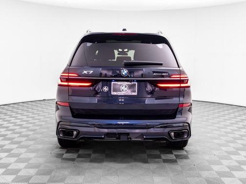 Carbon Black Metallic 2027 BMW X7 xDrive40i
