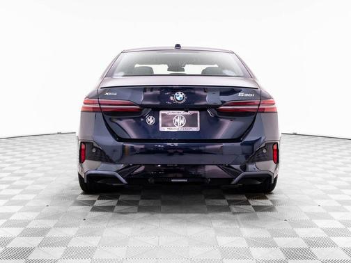 Carbon Black Metallic 2027 BMW 530 i xDrive