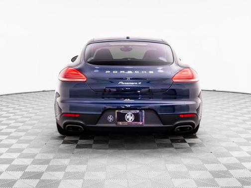 2016 Porsche Panamera 4 Edition