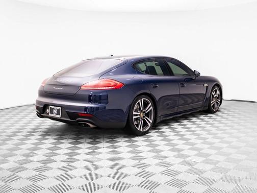 2016 Porsche Panamera 4 Edition